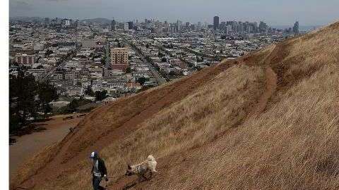 California durante una intensa sequía en 2014 y el cambio tras las lluvias en 2017.