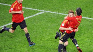 Iniesta, Torres y Villa celebran un gol de este último durante la Euro 2018.