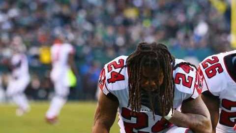 Los jugadores de la NFL que insistan en arrodillarse durante el himno causarán problemas a sus equipos. (Foto: Mitchell Leff/Getty Images)
