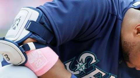 Robinson Cano aguantaba el dolor tras un lanzamiento que le fracturó la mano derecha. (Foto: Duane Burleson/Getty Images)