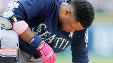 Robinson Cano aguantaba el dolor tras un lanzamiento que le fracturó la mano derecha. (Foto: Duane Burleson/Getty Images)