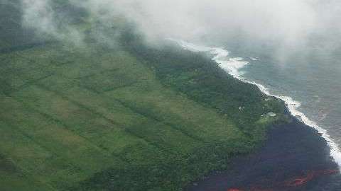 Los flujos de lava llegaron al océano y crearon nubes conocidas como "laze".