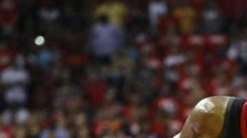 James Harden llevó a los Houston Rockets a ponerse a un triunfo de la final en la NBA.  (Foto: Ronald Martinez/Getty Images)