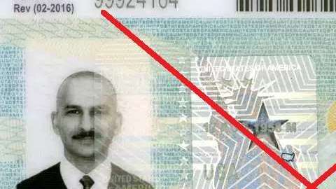 Cometer un crimen de "bajeza moral" en un plazo de 5 a 10 años luego de obtener su Green Card lo despoja de su estatus migratorio