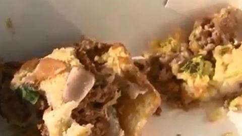 Una de las empleadas dejó una uña postiza en una hamburguesa.