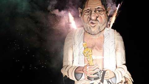 Queman figura del productor Harvey Weinstein en Inglaterra, a finales de 2017.