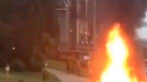 El helicóptero explotó y comenzó a dar vueltas en el aire. Seguidamente, el aparato se estrelló .