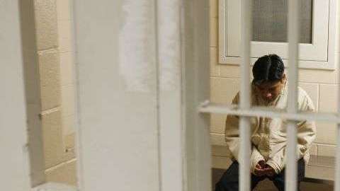 Las fianzas que ICE da -o se niega a dar- a migrantes detenidos, deberían estar relacionadas a la situación de cada individuo, pero las cifras señalan que hay otras determinantes más poderosas