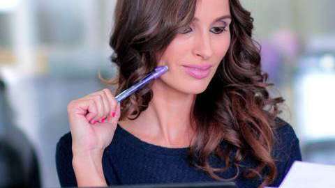 La periodista Ana Cobos combina maternidad y trabajo