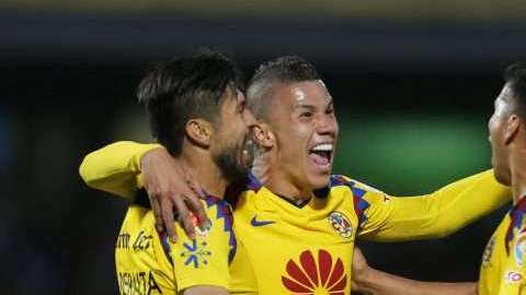 Oribe Peralta y Mateus Uribe del América festejan durante el juego de ida de los cuartos de final del Clausura 2018 de la Liga MX contra los Pumas. (Foto: Imago7)