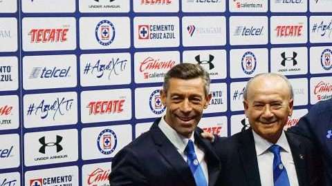 Pedro Caixinha, Guillermo Alvarez y Ricardo Pelaez  director técnico,  presidente y presidente deportivo de Cruz Azul. (Foto: Imago7/Marcos Dominguez)