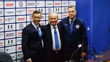 Pedro Caixinha, Guillermo Alvarez y Ricardo Pelaez  director técnico,  presidente y presidente deportivo de Cruz Azul. (Foto: Imago7/Marcos Dominguez)