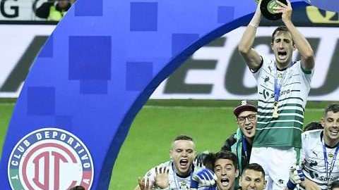 Santos celebra el título del Clausura 2018 de la Liga MX en la cancha del estadio Nemesio Diez. 
(Foto: Imago7 Etzel Espinosa)