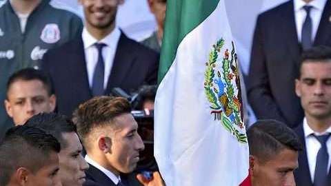Enrique Peña Nieto abandera a la selección mexicana de fútbol que participará en Rusia 2018. (Foto: Imago7/Marcos Dominguez)