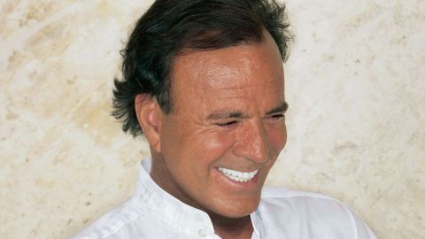 Julio Iglesias es el artista latino que más discos ha vendido en la historia.