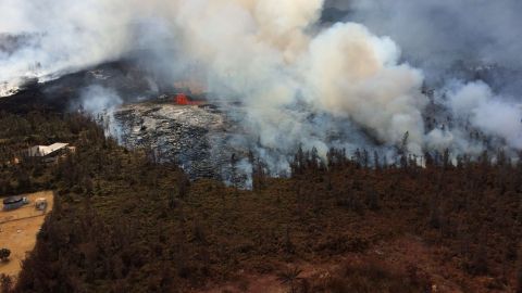 Una nueva grieta arroja lava y gases en Hawaii.