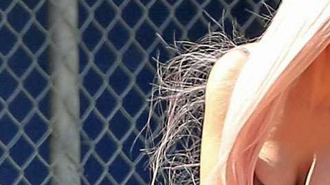 Kim Kardashian jugando béisbol.