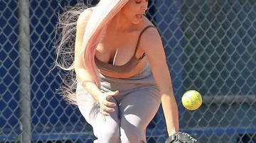 Kim Kardashian jugando béisbol.