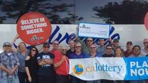 Los 22 ganaron casi $2 millones en la lotería.