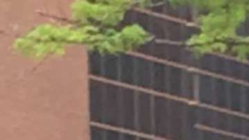 Marta Rodríguez, abrazada por uno de sus hijos, logró un respiro de dos meses.