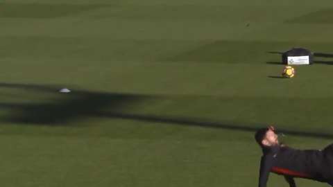 Messi se lució con un gol de chilena en el entrenamiento