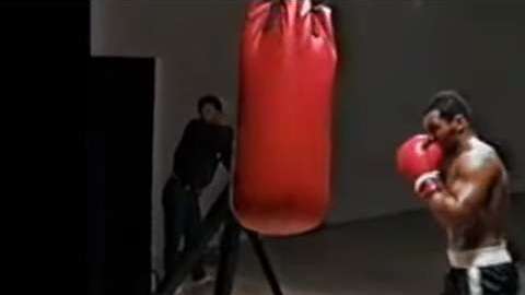 Mike Tyson golpea hasta cuatro veces el costal de arena en dos segundos