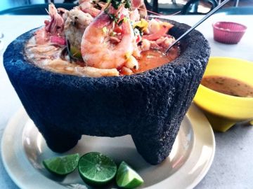 Cómo preparar uno de los platos mexicanos más deliciosos, el molcajete de  mariscos - La Raza