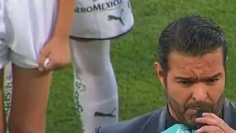 Pablo Montero tuvo una mala tarde en la cancha de Santos Laguna.