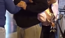 Mujer sorprende a su marido siéndole infiel.