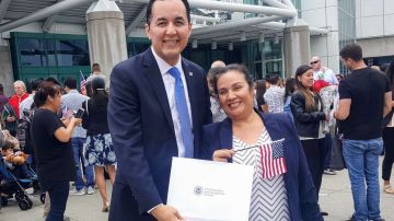 Nelson Castillo junto a Martha Reyna, una nueva ciudadana de EEUU.