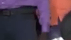 El novio se toca el pecho tras recibir el disparo