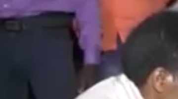 El novio se toca el pecho tras recibir el disparo