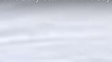 La nutria salvaje limpia a su recién nacido.