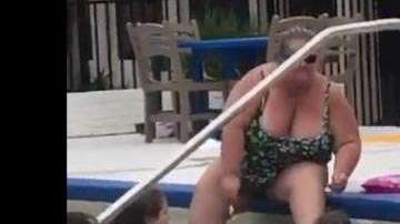 Las imágenes fueron grabadas en la piscina de un hotel.