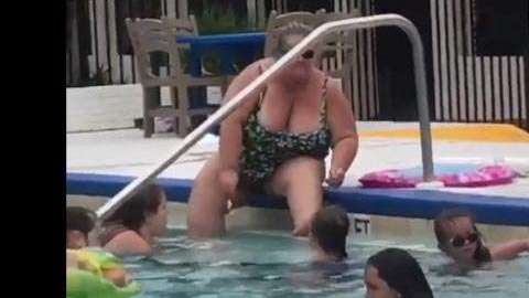 Las imágenes fueron grabadas en la piscina de un hotel.