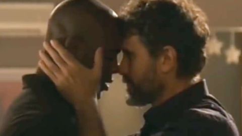 Beso gay en la telenovela "El Otro Lado del Paraíso"