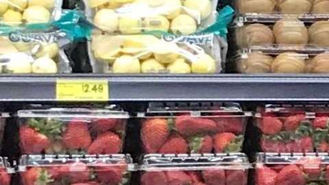 Como co-propietaria de uno de los supermercados Grocery Outlet Bargain Market, la salvadoreña Patricia Carolina Orellana-White  busca ayudar a mejorar la nutrición de los integrantes de su comunidad al poner a su alcance productos frescos orgánicos a precios asequibles.