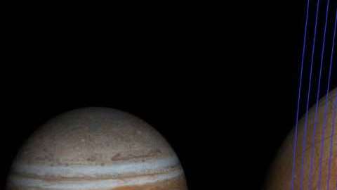 Júpiter y Europa (en primer plano) con la nave espacial Galileo después de su paso a través de una pluma en erupción.