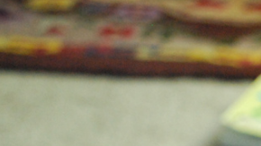 Un bebé muerde un producto para aliviar el desarrollo de su dentadura