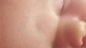Un bebé de más de 13 libras deja atónitos a los padres y médicos.