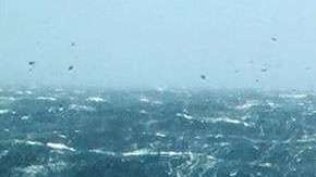 Un barco desafía los Cuarenta Rugientes.