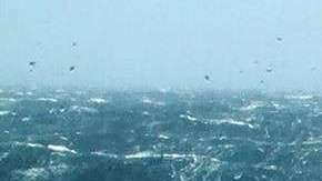 Un barco desafía los Cuarenta Rugientes.