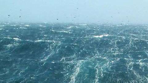 Un barco desafía los Cuarenta Rugientes.