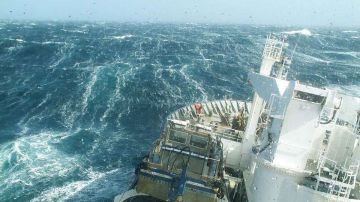 Un barco desafía los Cuarenta Rugientes.