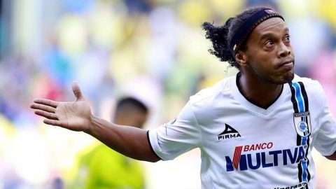 Ronaldinho negó su supuesto matrimonio con sus dos novias.