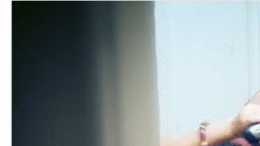 Un padre deja que su hija le afeite la cabeza para solidarizarse con su alopecia.