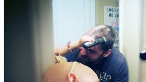 Un padre deja que su hija le afeite la cabeza para solidarizarse con su alopecia.