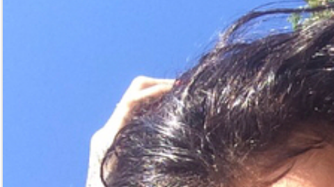 Rihanna se ha mostrado así de natural, sin tener que depilarse ni ocultarse por no hacerlo.