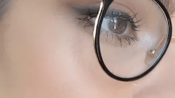 No siempre es fácil resaltar unos ojos detrás de unas lentes.