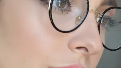 No siempre es fácil resaltar unos ojos detrás de unas lentes.